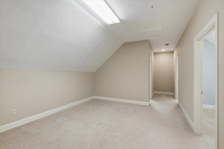 102-779 Avery Blvd N