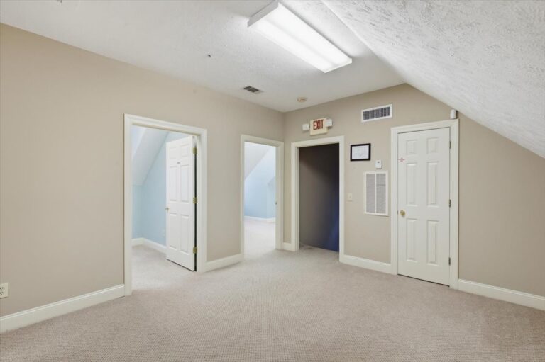 103-779 Avery Blvd N