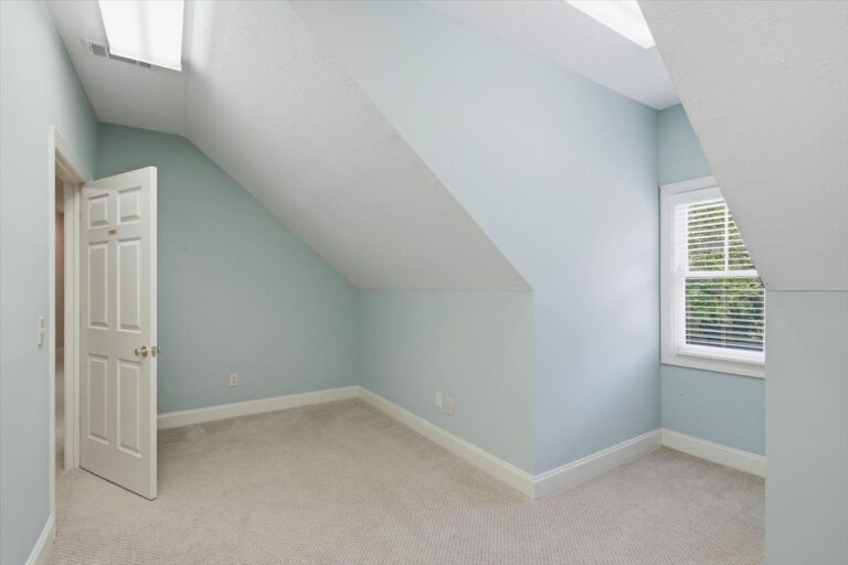 105-779 Avery Blvd N