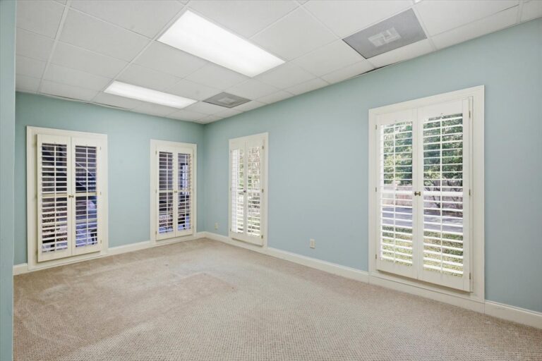 111-779 Avery Blvd N