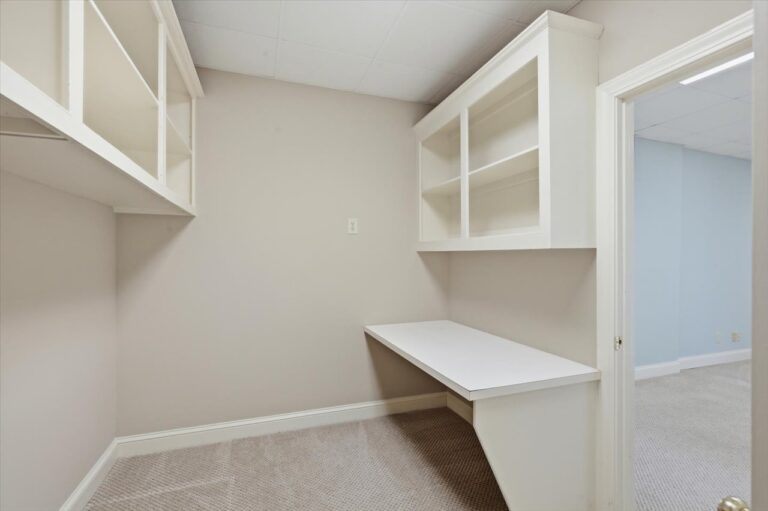 112-779 Avery Blvd N