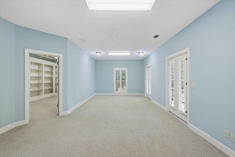 119-779 Avery Blvd N