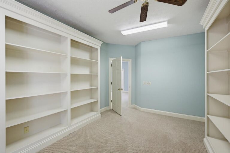 126-779 Avery Blvd N