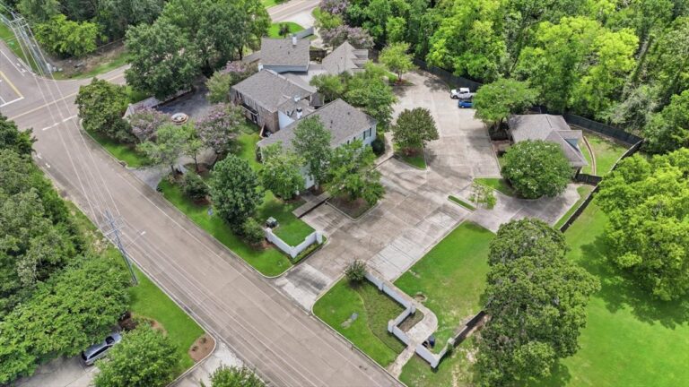 153-779 Avery Blvd N
