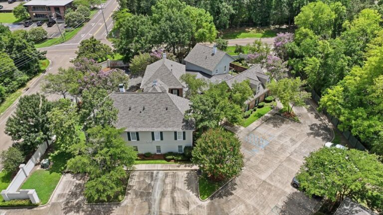 160-779 Avery Blvd N