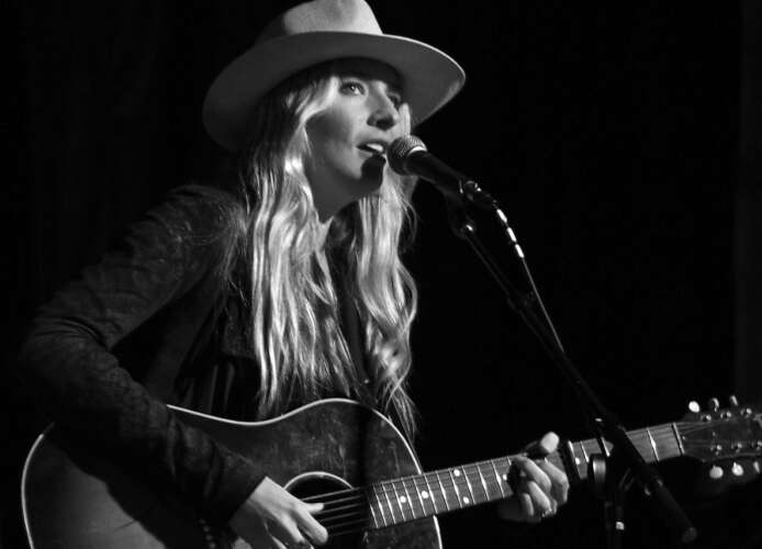 Holly Williams Headshot