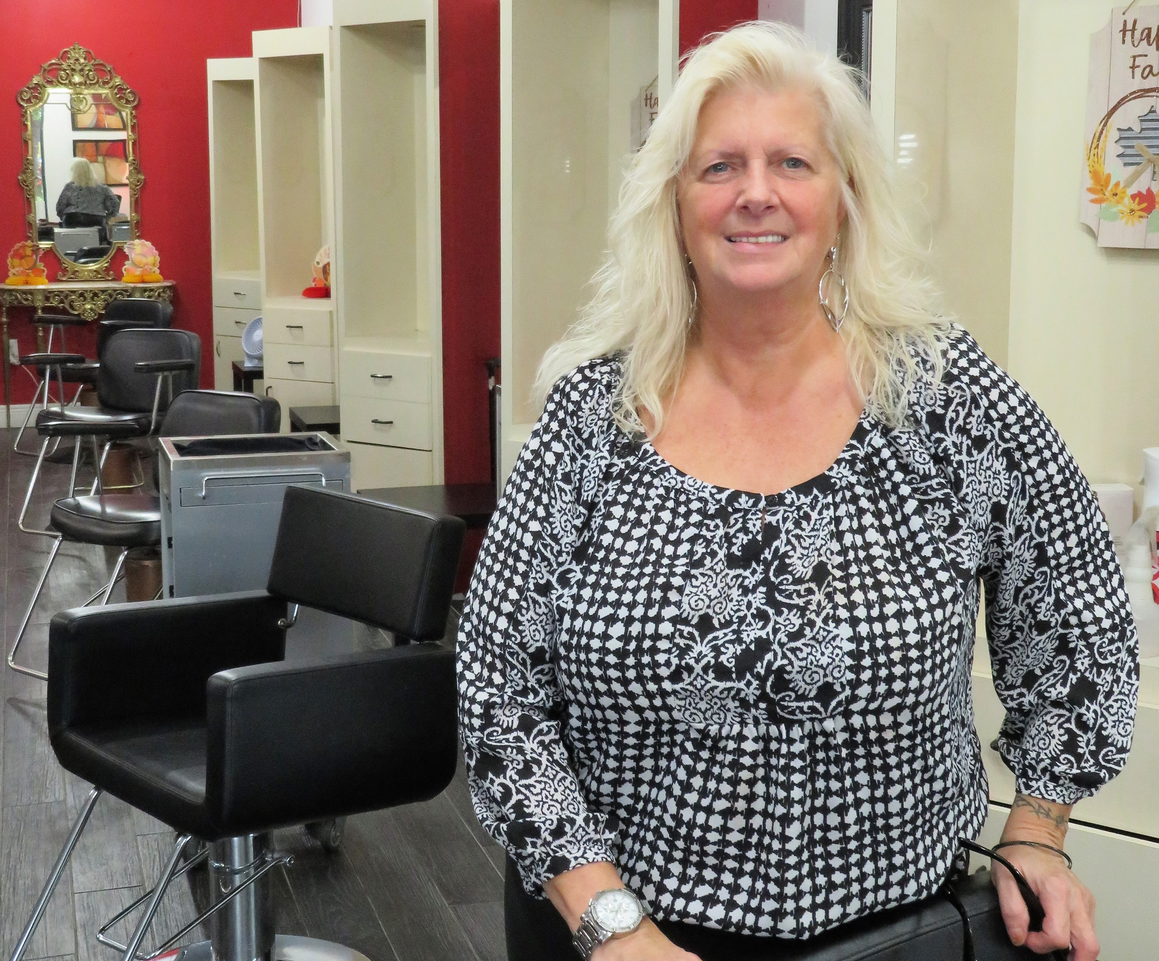 Le Salon Rouge II : Denise Lévesque coiffeuse pour une satisfaction à la sortie de salon.