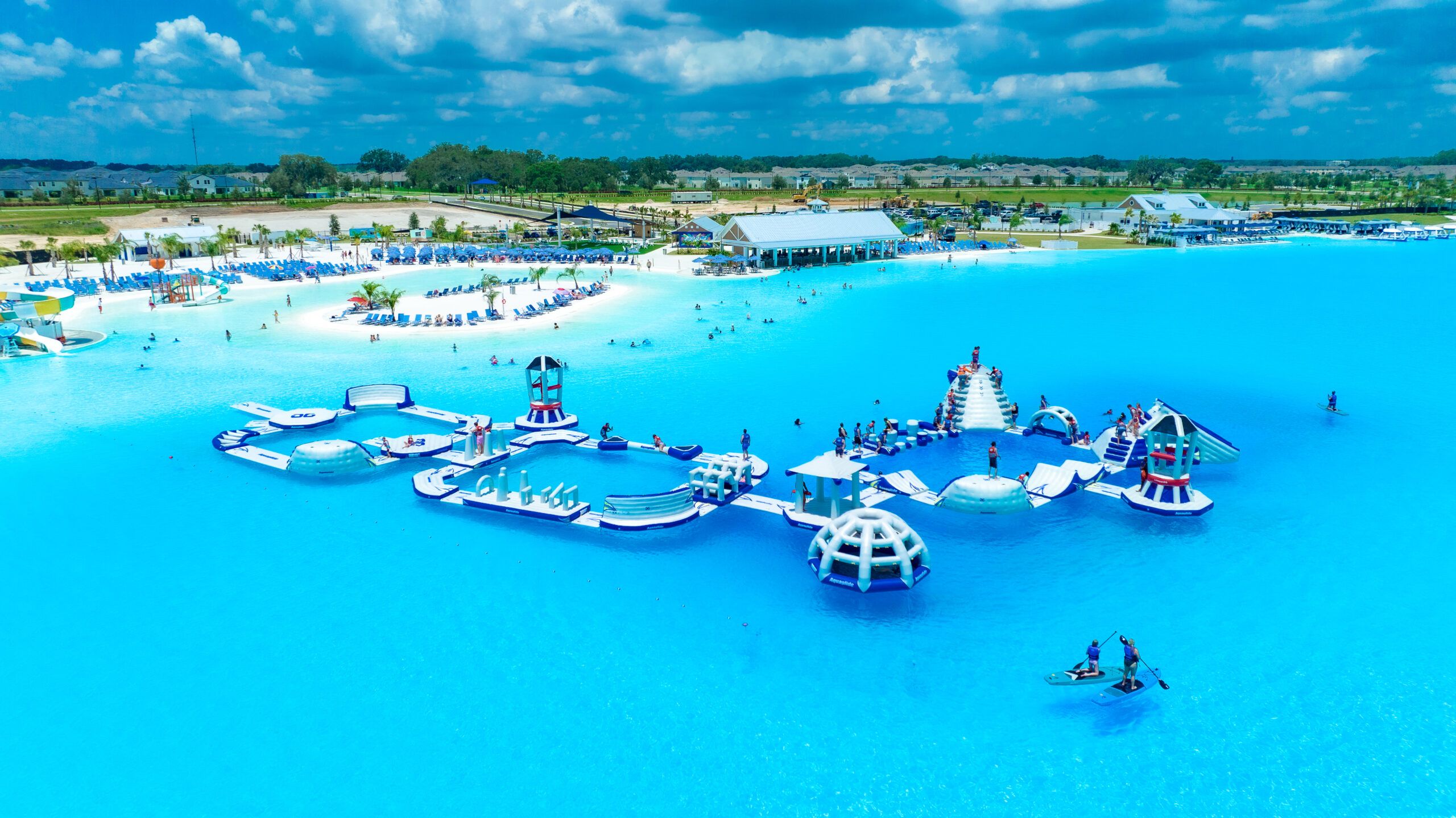 Saviez-vous que la Floride possède la plus grande piscine du monde entier  avec un tout nouveau lagon d’eau turquoise avec des cabines flottantes et un parc aquatique.
