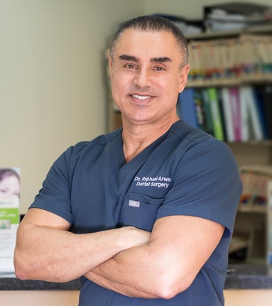 Dentiste Dr. Raphael Arwas DDS vous accueille en français