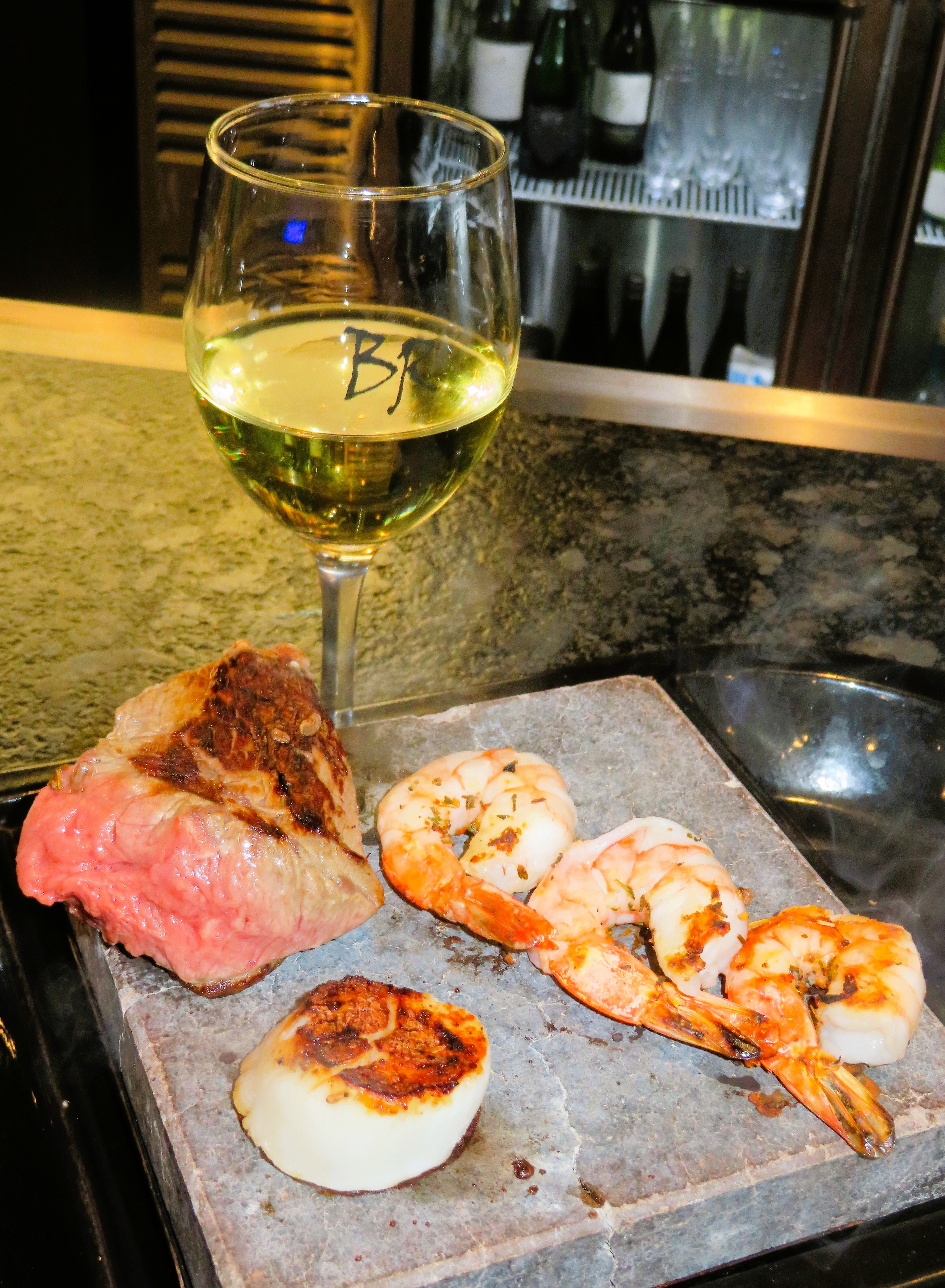 Pour une expérience culinaire unique le Black Rock l’endroit idéal pour les steaks et les fruits de mer sur roche volcanique chauffée à la table