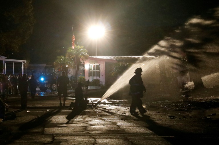 Un petit avion s'écrase directement dans un parc de maisons mobiles en Floride faisant plusieurs morts.
