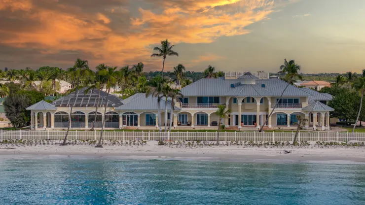La maison la plus chère des États-Unis est mise en vente pour 295 millions de dollars à Naples, en Floride.