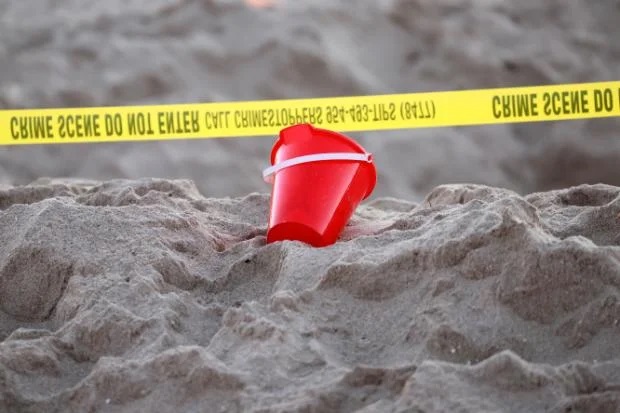 Drame à Pompano Beach , deux enfants ont été engloutis par le sable, selon les autorités, mais un seul a survécu.