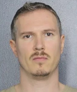 Menace de fusillade : Un Canadien inculpé pour avoir simulé l’acte dans une école lors d'appels d'urgence en Floride.