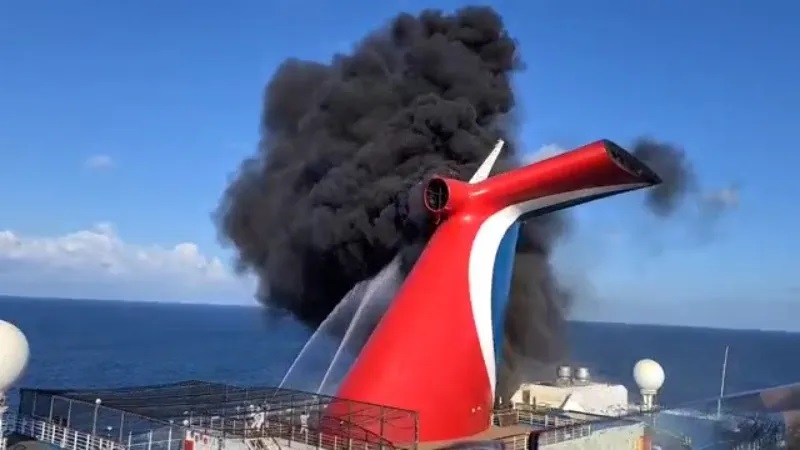 Le bateau de croisière Carnival Freedom a pris en feu en pleine mer