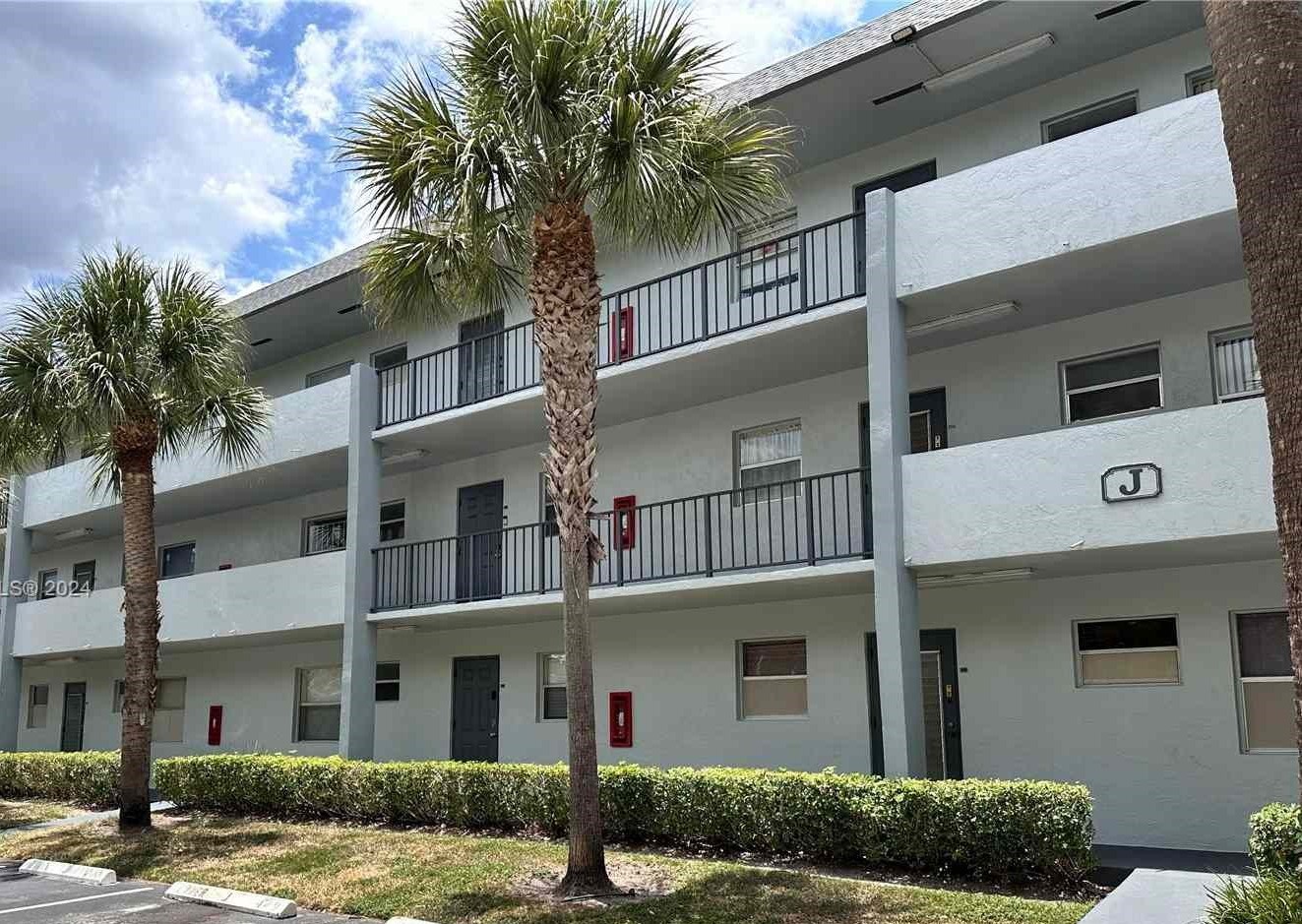 Dans le sud-est de la Floride, les vendeurs de vieux appartements se bousculent sur le marché à l'approche des réformes de l'après-Surfside.