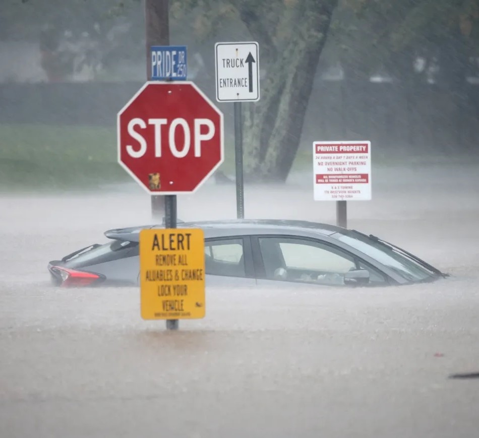 Un problème qui arrive en Floride plutôt qu’ailleurs que faire rapidement si votre voiture s'enfonce dans l'eau en raison de forte pluie ?