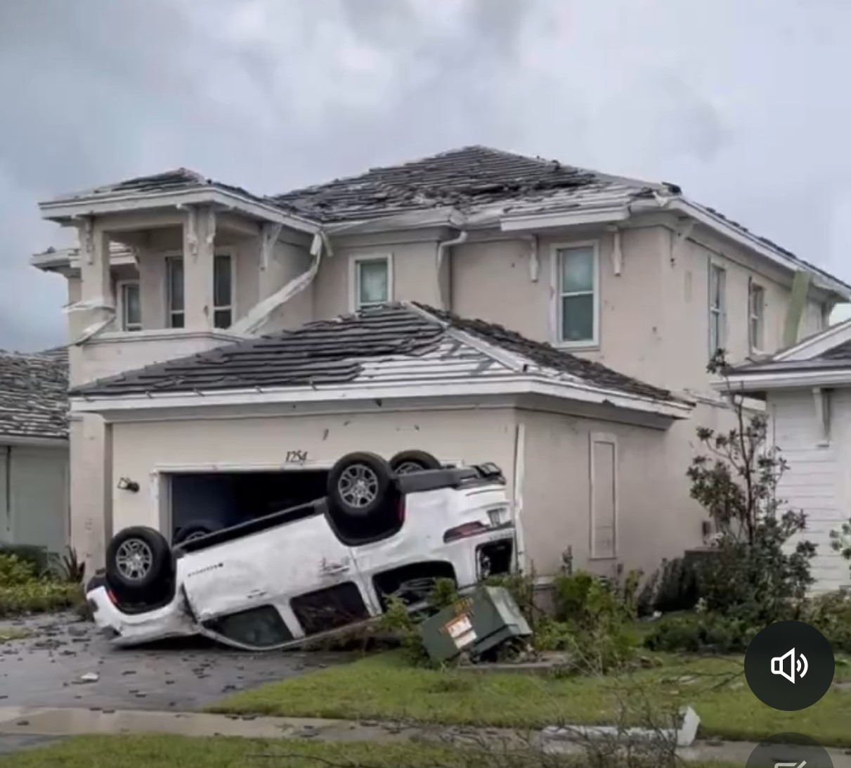 Un mélange d’ouragan à 120 mph à Tampa dans l’ouest et de tornades renversant des véhicules à l’ouest à Palm Beach.