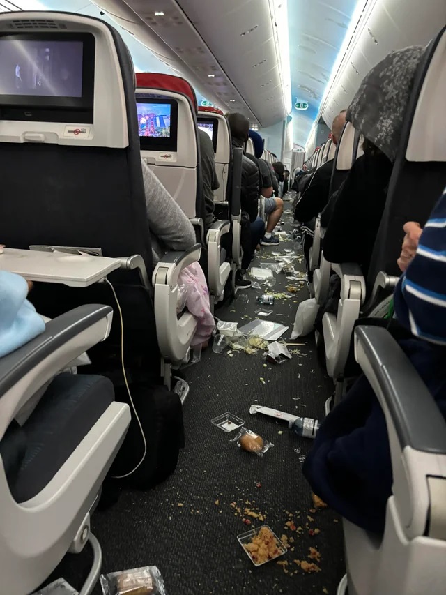Les passagers ont eu la peur de leur vie avec des turbulences terrifiantes, la nourriture éclaboussée au plafond sur un vol d'Air Canada.