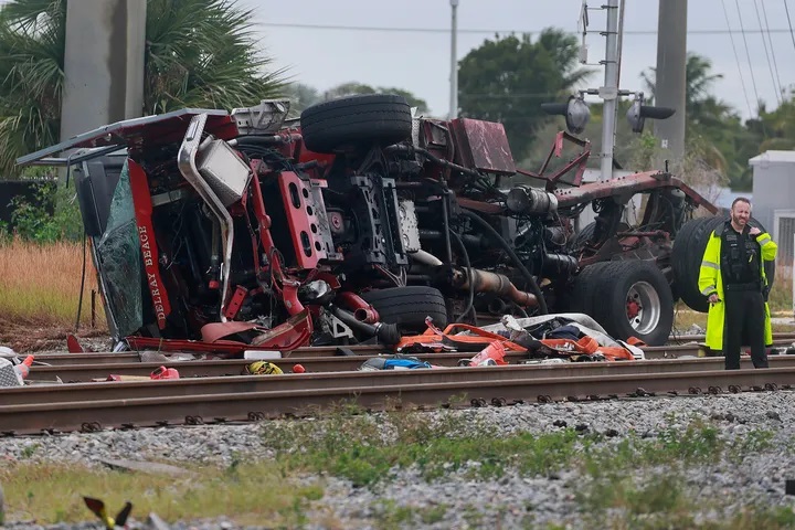 Delray Beach : Le train  brightline frappe à toute allure un camion de pompiers.