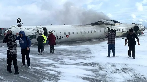 Un avion de Delta  vient  de s'écraser à l'aéroport Pearson de Toronto renversé totalement à l'envers