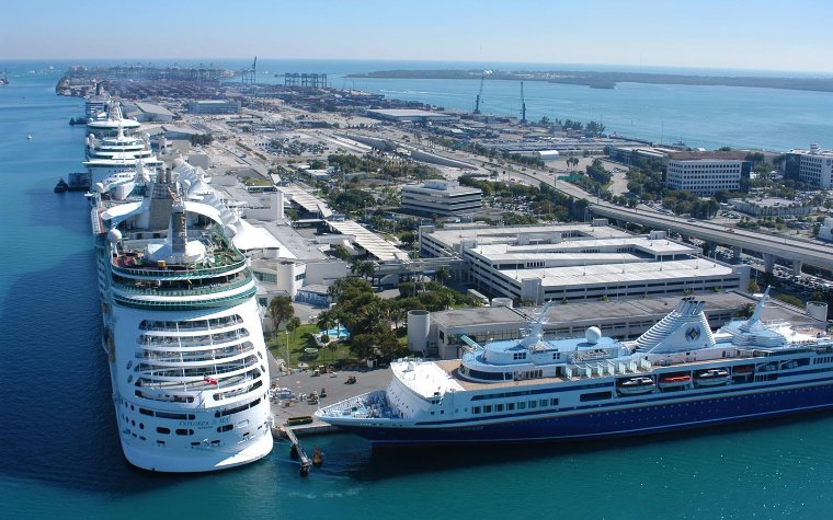 Les Canadiens adorent les croisières et le port de Miami établit un record avec 10 navires de croisière en une journée.
