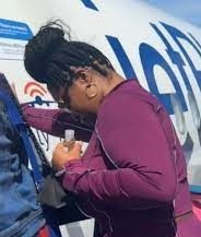 Ne soyez pas surpris lors de votre prochain vol de voir une personne de Floride bénir les portes des avions de JetBlue selon les traditions chrétiennes.