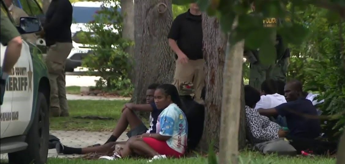 Gardez toujours des pièces d’identité sur vous car ça brasse actuellement dans Broward en ce qui touche les arrestations des sans-papiers et ce peu importe les origines