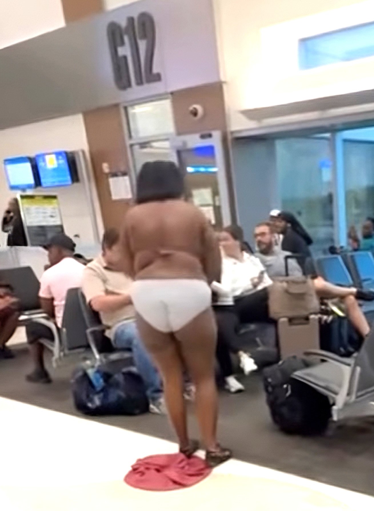 Strip-tease à l’aéroport de Fort Lauderdale : Une femme se dispute avec le personnel et enlève ses vêtements par frustration.