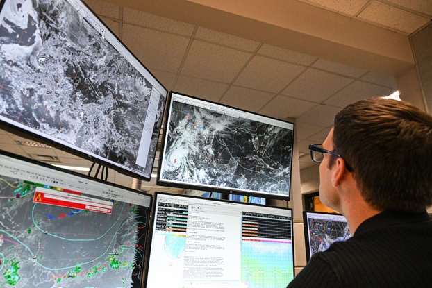 Erin l’ouragan imprévisible du changement climatique de 1 à catégorie 5 en quelques heures avec des vagues et des inondations sur certaines côtes américaines en vue