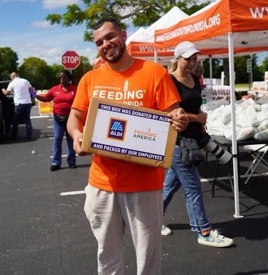 À Dania Beach, des bénévoles organisent une distribution alimentaire pour les fonctionnaires fédéraux des aéroports dans Broward rudement touchée en raison du shutdown