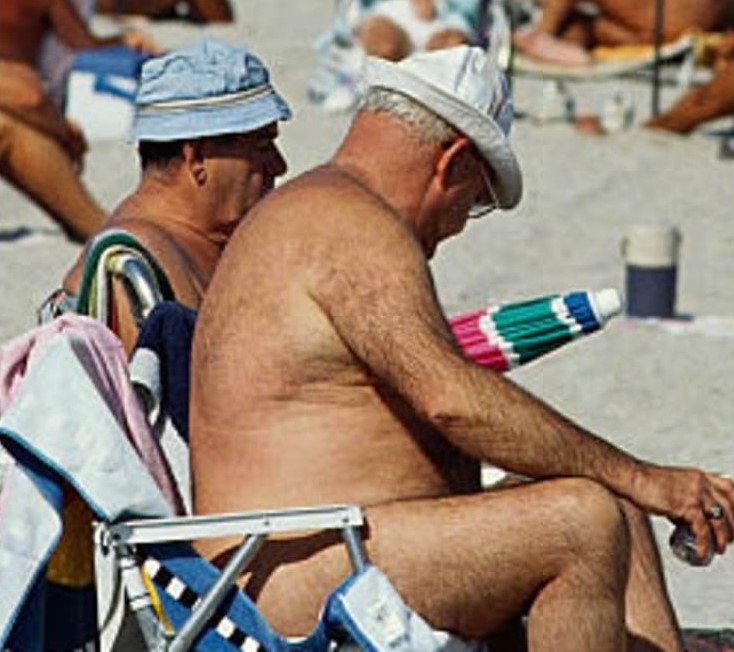 Six nudistes arrêtés dont une Québécoise de 73 ans d’origine pour avoir pris un bain de soleil à un endroit non autorisé sur une plage en Floride.