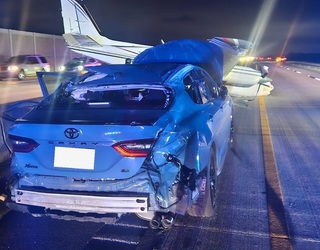 Un avion s'écrase de plein fouet sur une voiture roulant sur l’autoroute I-95 en Floride
