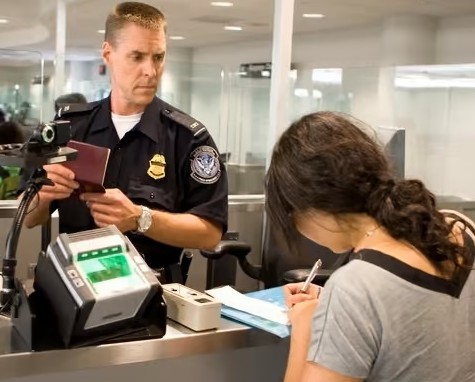 Une jeune Canadienne de 20 ans furieuse de s'être vu interdire de prendre l'avion pour rendre visite à ses grands-parents en Floride pendant six semaines.