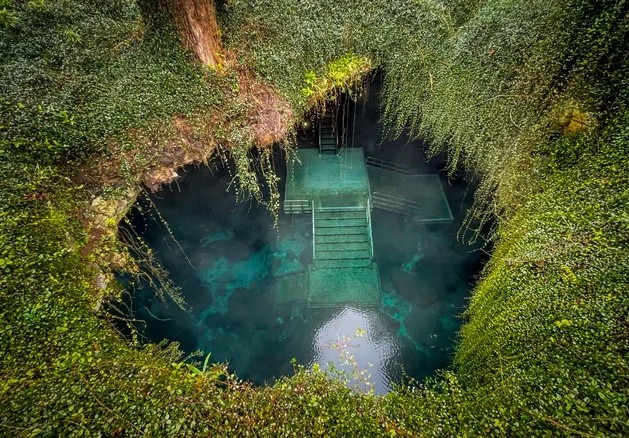Le Devil's Den, en Floride, propose une expérience de plongée souterraine dans une source située dans un gouffre vieux de 10 000 ans.