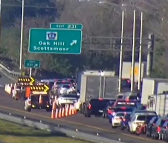 Histoire tragique : Une passagère arrière perd l’équilibre et chute après s'être endormie sur une moto à toute vitesse sur l'autoroute 95 perdant la vie.