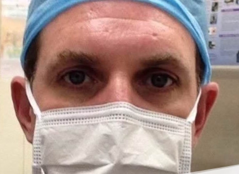 Des fanatiques sur les deux bords, un anesthésiste de Floride refuse d'anesthésier les partisans de MAGA portant une casquette, un T-Shirt ou autres.