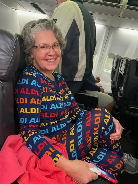 Devenant de plus en plus une habitude, certains aéroports de Floride interdisent maintenant aux passagers de porter des pyjamas durant un vol. Devenant de plus en plus une habitude, certains aéroports de Floride interdisent maintenant aux passagers de porter des pyjamas durant un vol.