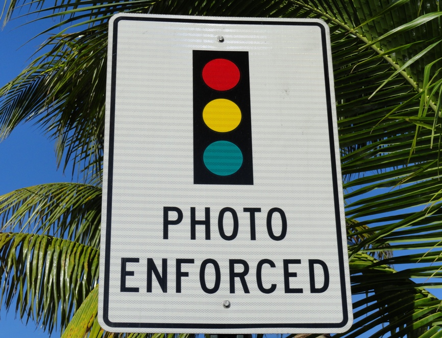 La question que plusieurs Canadiens et Québécois se posent : Est-il légal en Floride de tourner à droite au feu rouge à tout moment ? Voici la réponse.