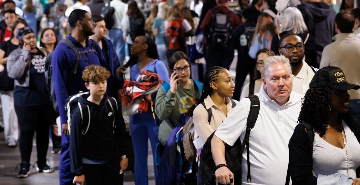 Si vous retournez au Canada cette semaine, les autorités aéroportuaires floridiennes recommandent d'arriver à l'aéroport minimum quatre heures avant l'embarquement. Si vous retournez au Canada cette semaine, les autorités aéroportuaires floridiennes recommandent d'arriver à l'aéroport minimum quatre heures avant l'embarquement.