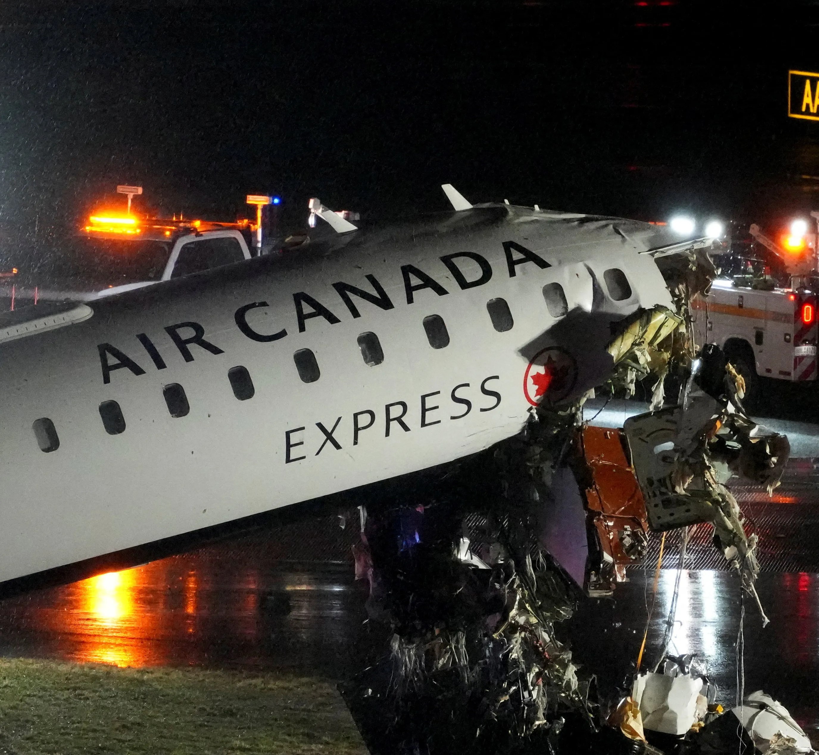 Deux morts et plusieurs blessés :  Un avion d'Air Canada en provenance de Montréal percute un véhicule d'urgence à l’aéroport (LaGuardia New York)