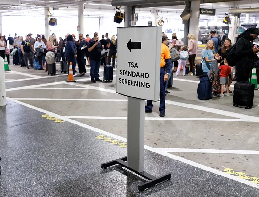 Certains aéroports de Floride évitent le chaos lié à la fermeture de la TSA en faisant appel à des agents de sécurité privés et c’est légal !