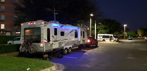 Est-il légal de vivre dans un VR en Floride se stationnant un peu partout gratuitement ?