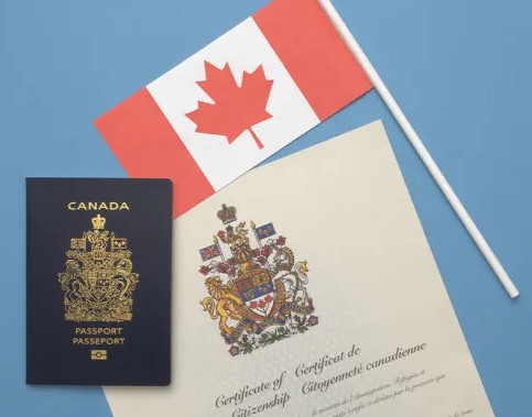 Des millions d'Américains pourraient demander la citoyenneté canadienne en vertu d'une nouvelle loi … MAIS qu’est-ce qui se mijote derrière cette nouvelle loi de Carney et les Libéraux ?