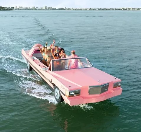 Symbolisant opulence américaine un bateau rose en forme de Cadillac fait sensation sur les plages de Floride.