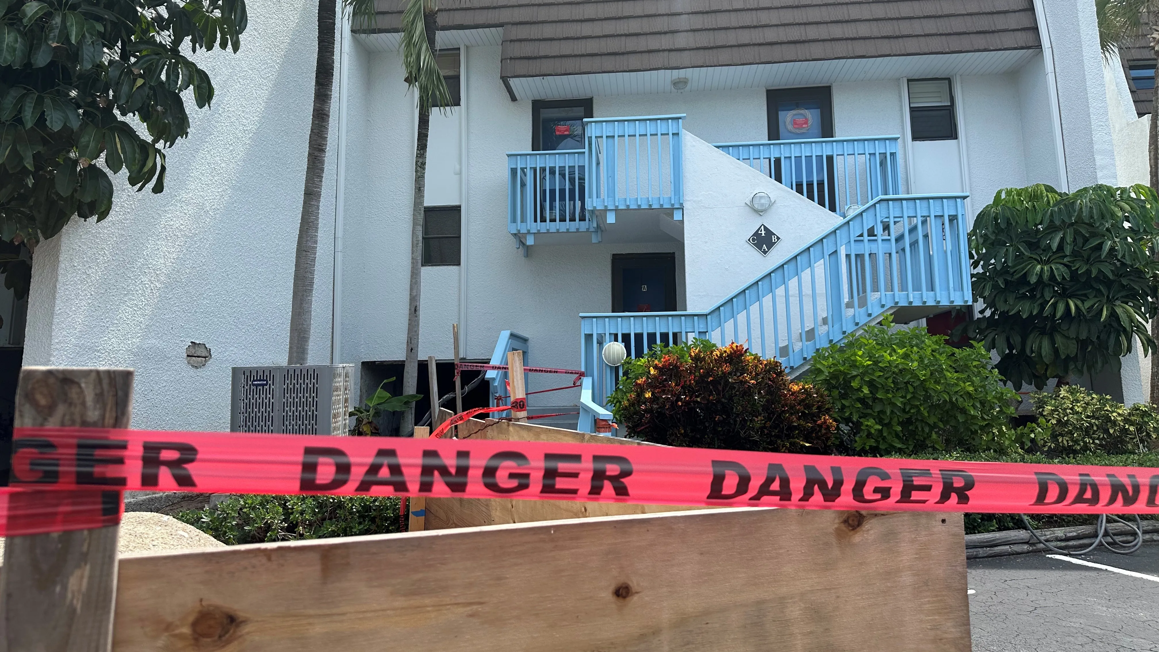Évacuation pour des centaines propriétaires en Floride : 54 immeubles à condo sont jugés pour l’instant dangereux ou inhabitable. Évacuation pour des centaines propriétaires en Floride : 54 immeubles à condo sont jugés pour l’instant dangereux ou inhabitable.