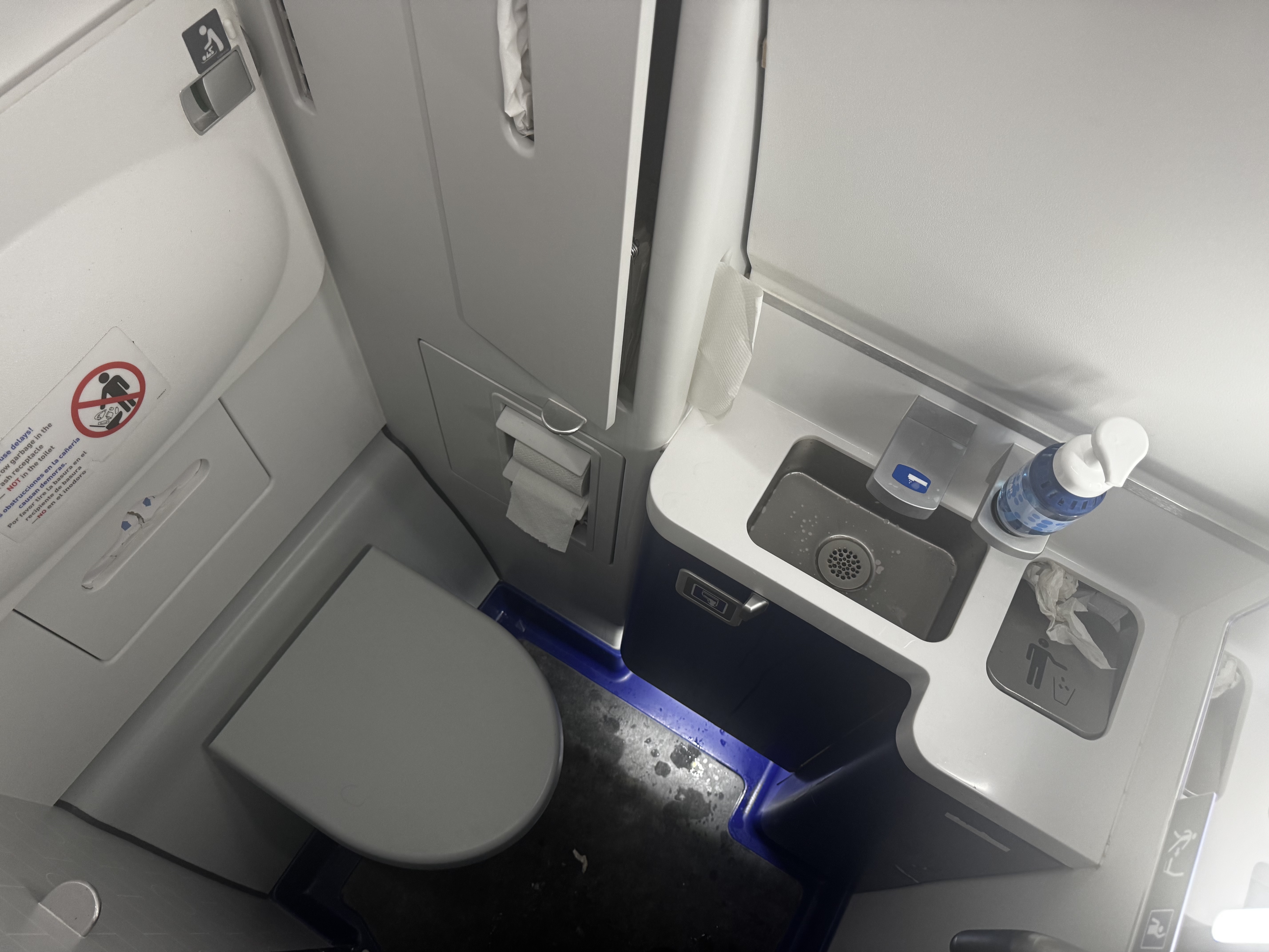 Comment se payer un vol gratuit, se cacher dans les toilettes de l’avion voilà la solution ?  C’est d’ailleurs ce qu’un clandestin à tenter de faire à Fort Lauderdale mais …. Voici