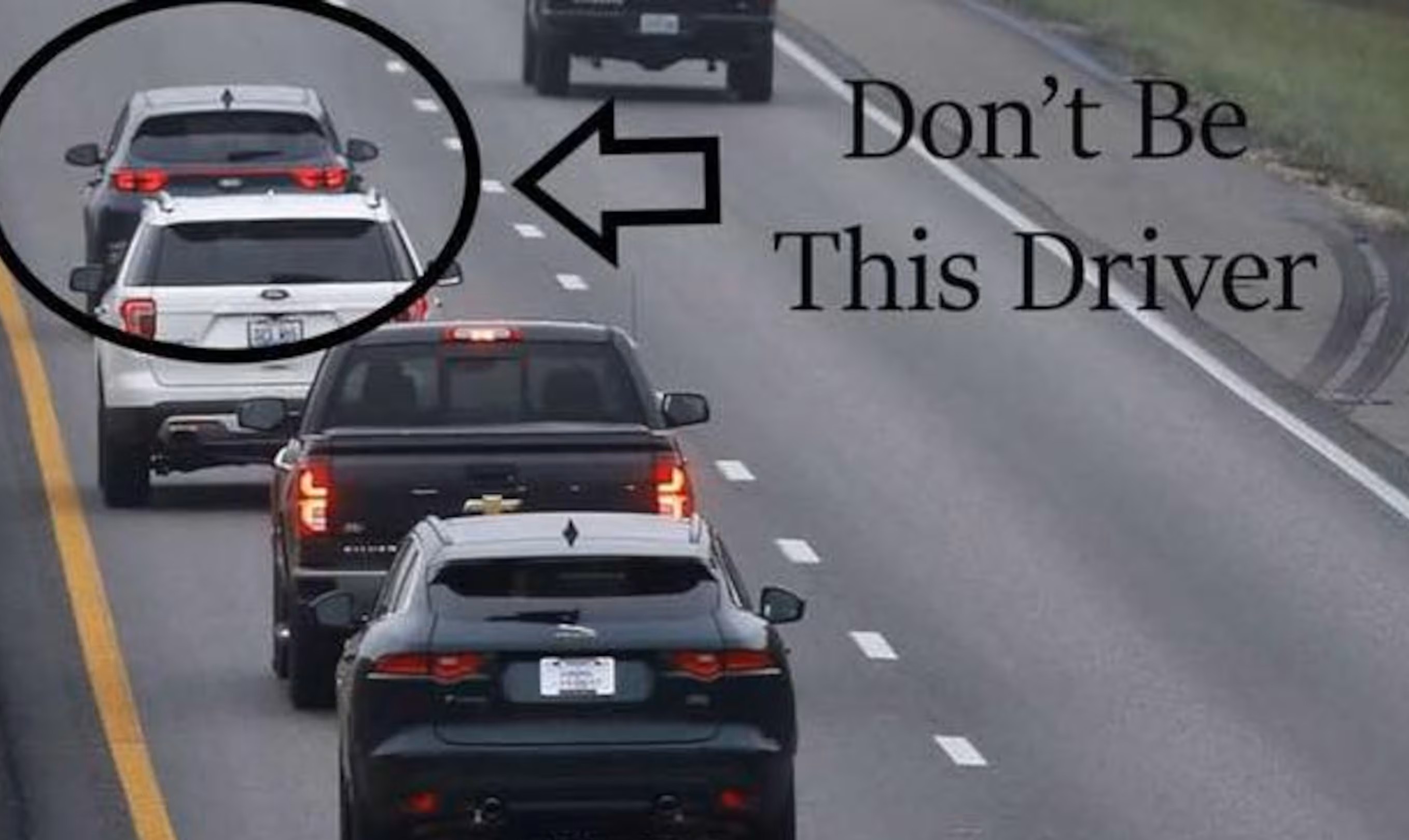 SVP DÉGAGEZ LA VOIE !  Les patrouilleurs de la Floride puniront avec rigueur tout conducteur circulant lentement dans la voie de gauche sur les autoroutes.