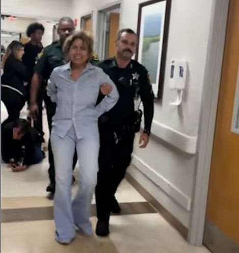 L’ICE arrête une mère et sa fille dans un hôpital de la Floride à la suite d’un accident de voiture sans permis de conduire. L’ICE arrête une mère et sa fille dans un hôpital de la Floride à la suite d’un accident de voiture sans permis de conduire.