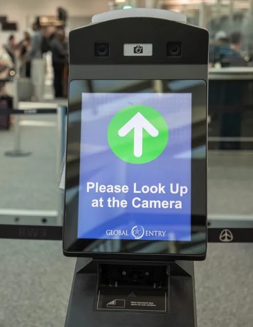 DU NOUVEAU ! L’Agence de la protection des frontières des États-Unis met en place dans les aéroports un système pour que les files d’attente pour les voyageurs se soient qu’un lointain souvenir.